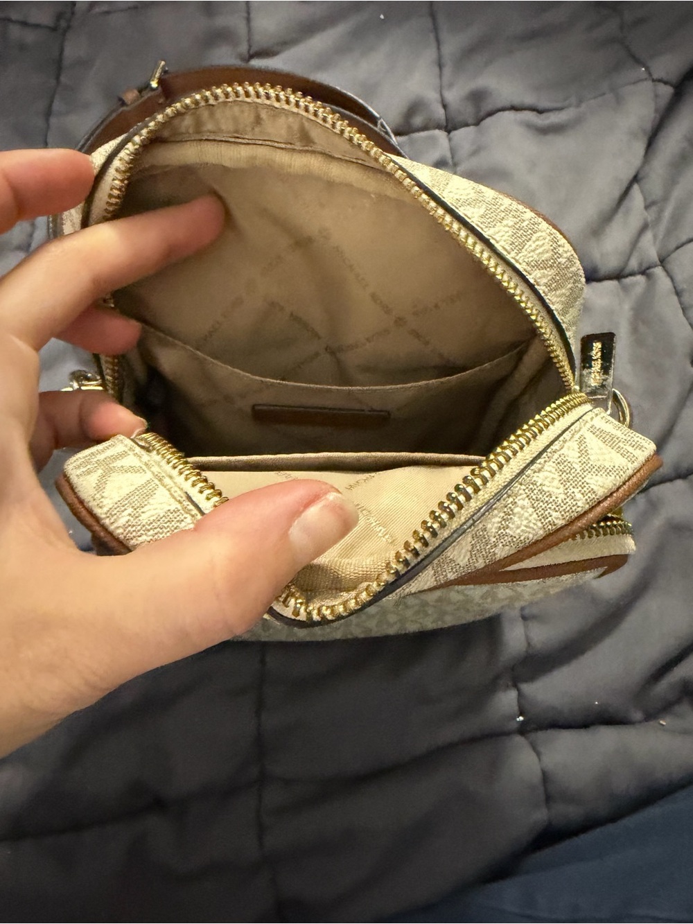 Michael Kors Jet Set Travel Medium Logo Crossbody Bag in vanilla - Picture 3 of 5